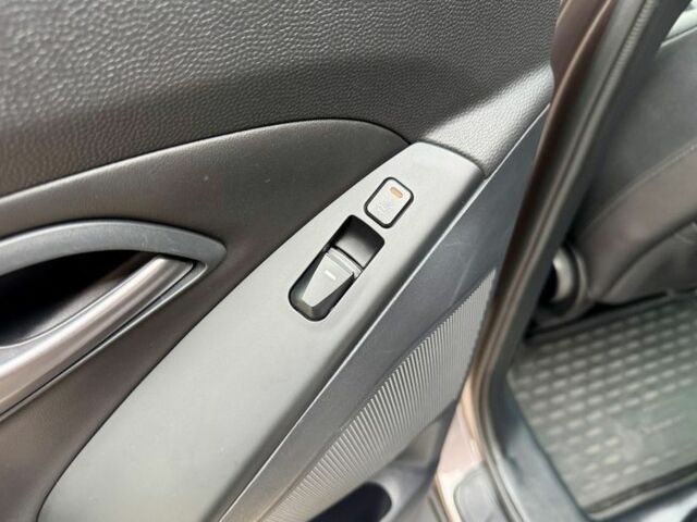 Коричневый Хендай их35, объемом двигателя 1.6 л и пробегом 144 тыс. км за 8800 $, фото 11 на Automoto.ua