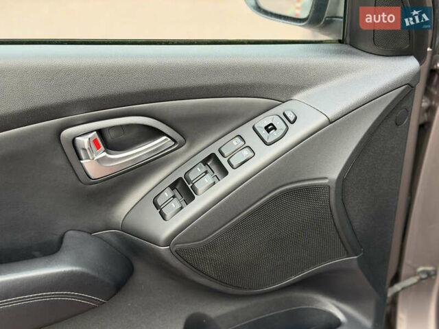 Коричневий Хендай іх35, об'ємом двигуна 2 л та пробігом 230 тис. км за 15300 $, фото 16 на Automoto.ua