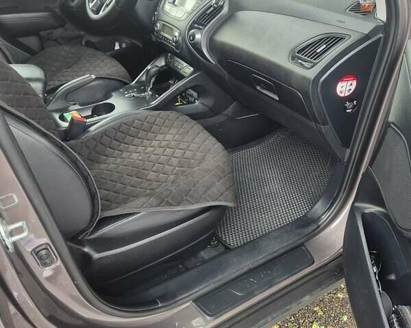 Коричневый Хендай их35, объемом двигателя 2 л и пробегом 218 тыс. км за 14000 $, фото 7 на Automoto.ua