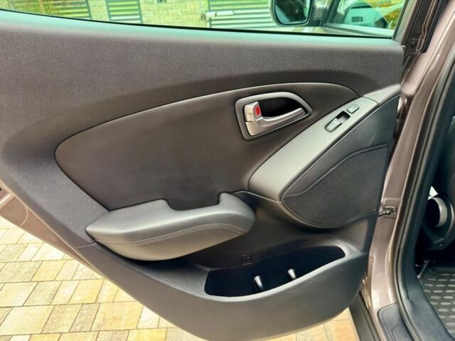 Коричневый Хендай их35, объемом двигателя 1.6 л и пробегом 144 тыс. км за 8800 $, фото 12 на Automoto.ua