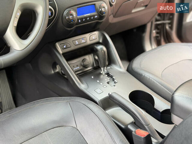 Коричневий Хендай іх35, об'ємом двигуна 2 л та пробігом 230 тис. км за 15300 $, фото 32 на Automoto.ua