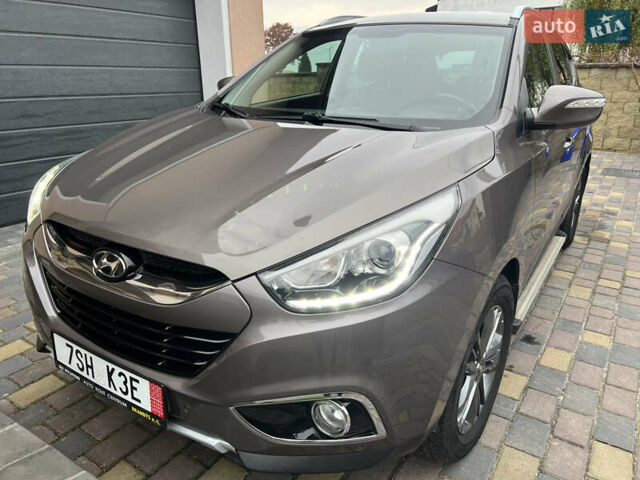 Коричневый Хендай их35, объемом двигателя 2 л и пробегом 223 тыс. км за 14500 $, фото 2 на Automoto.ua