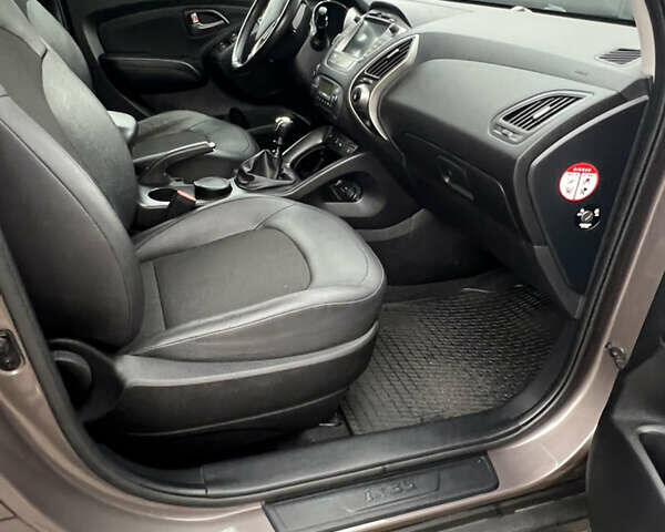 Коричневый Хендай их35, объемом двигателя 2 л и пробегом 223 тыс. км за 14500 $, фото 30 на Automoto.ua