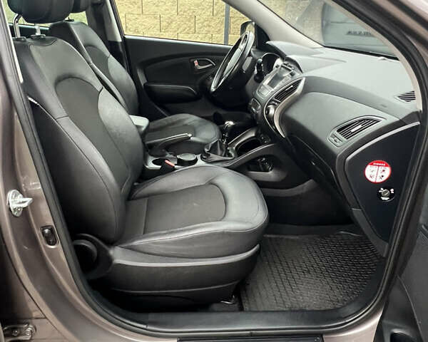 Коричневый Хендай их35, объемом двигателя 2 л и пробегом 223 тыс. км за 14500 $, фото 32 на Automoto.ua