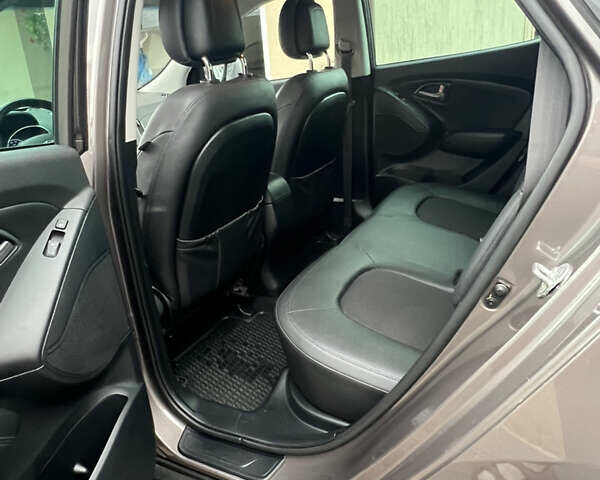 Коричневый Хендай их35, объемом двигателя 2 л и пробегом 223 тыс. км за 14500 $, фото 17 на Automoto.ua