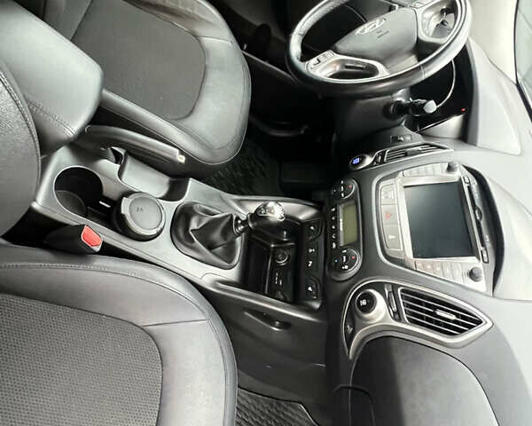 Коричневый Хендай их35, объемом двигателя 2 л и пробегом 223 тыс. км за 14500 $, фото 31 на Automoto.ua