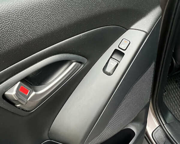 Коричневый Хендай их35, объемом двигателя 2 л и пробегом 223 тыс. км за 14500 $, фото 19 на Automoto.ua