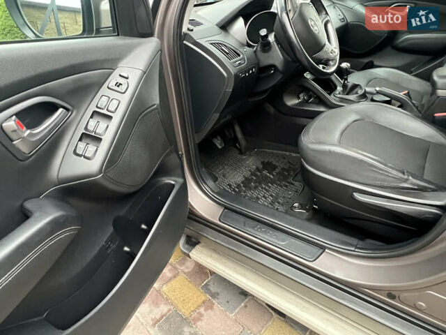 Коричневый Хендай их35, объемом двигателя 2 л и пробегом 223 тыс. км за 14500 $, фото 55 на Automoto.ua