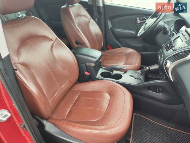 Красный Хендай их35, объемом двигателя 2 л и пробегом 238 тыс. км за 10800 $, фото 17 на Automoto.ua