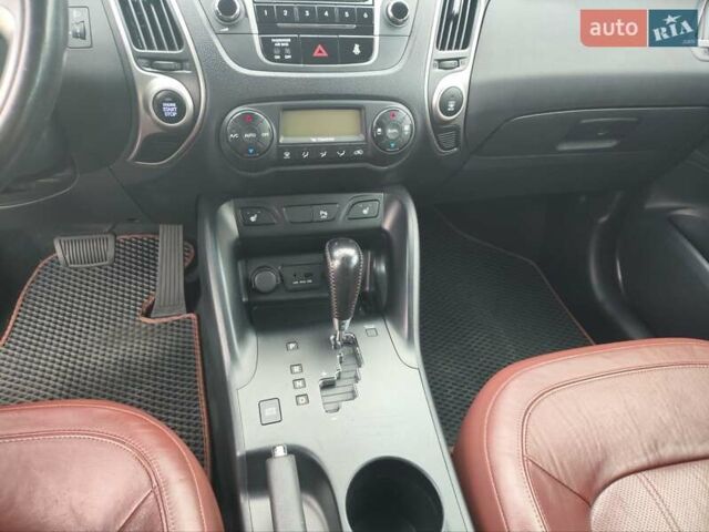 Красный Хендай их35, объемом двигателя 2 л и пробегом 238 тыс. км за 10800 $, фото 13 на Automoto.ua