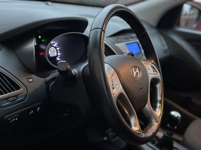 Красный Хендай их35, объемом двигателя 0 л и пробегом 240 тыс. км за 10700 $, фото 19 на Automoto.ua