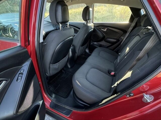 Красный Хендай их35, объемом двигателя 1.7 л и пробегом 285 тыс. км за 10999 $, фото 9 на Automoto.ua