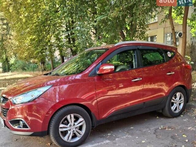 Красный Хендай их35, объемом двигателя 2 л и пробегом 100 тыс. км за 12000 $, фото 4 на Automoto.ua