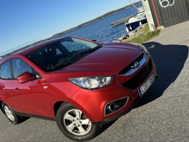 Красный Хендай их35, объемом двигателя 1.7 л и пробегом 285 тыс. км за 10999 $, фото 4 на Automoto.ua