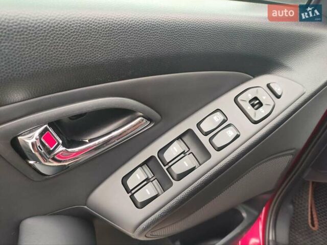 Красный Хендай их35, объемом двигателя 2 л и пробегом 238 тыс. км за 10800 $, фото 7 на Automoto.ua