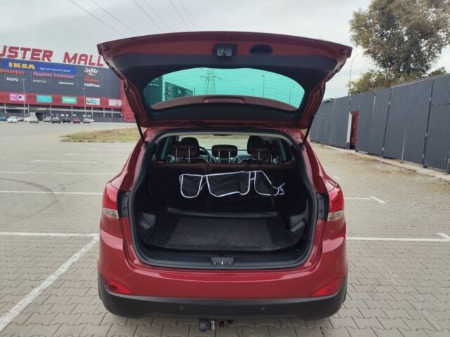 Красный Хендай их35, объемом двигателя 2 л и пробегом 238 тыс. км за 10200 $, фото 7 на Automoto.ua