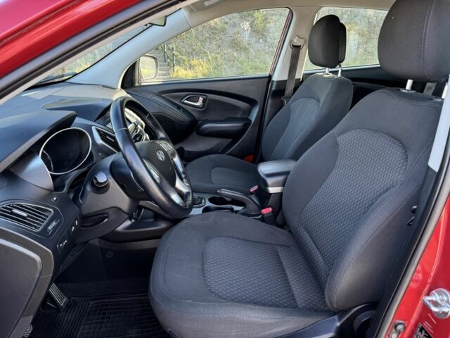 Красный Хендай их35, объемом двигателя 1.7 л и пробегом 285 тыс. км за 10999 $, фото 7 на Automoto.ua