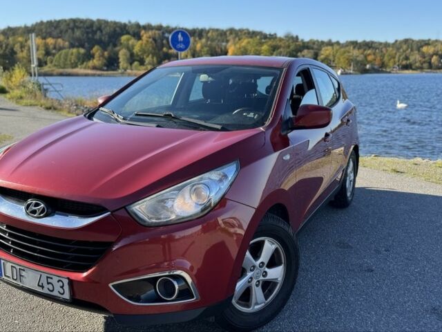 Красный Хендай их35, объемом двигателя 1.7 л и пробегом 285 тыс. км за 10999 $, фото 1 на Automoto.ua