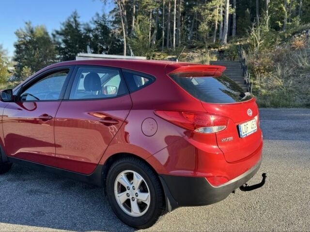 Красный Хендай их35, объемом двигателя 1.7 л и пробегом 285 тыс. км за 10999 $, фото 2 на Automoto.ua