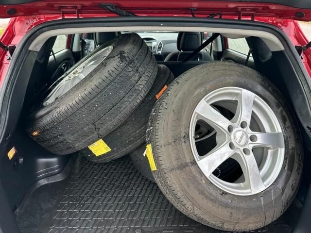 Красный Хендай их35, объемом двигателя 1.7 л и пробегом 285 тыс. км за 10999 $, фото 11 на Automoto.ua