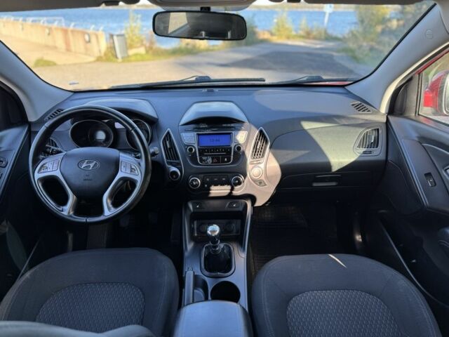 Красный Хендай их35, объемом двигателя 1.7 л и пробегом 285 тыс. км за 10999 $, фото 5 на Automoto.ua