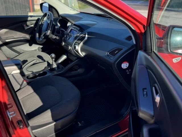 Красный Хендай их35, объемом двигателя 1.7 л и пробегом 285 тыс. км за 10999 $, фото 6 на Automoto.ua