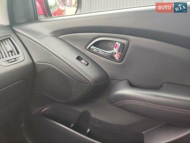 Красный Хендай их35, объемом двигателя 2 л и пробегом 238 тыс. км за 10800 $, фото 12 на Automoto.ua