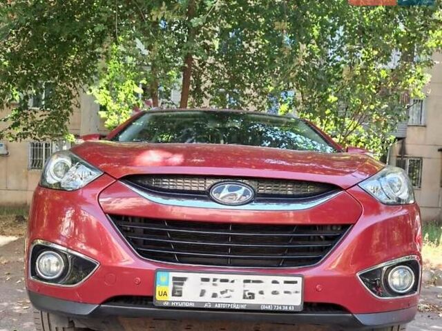 Красный Хендай их35, объемом двигателя 2 л и пробегом 100 тыс. км за 12000 $, фото 2 на Automoto.ua