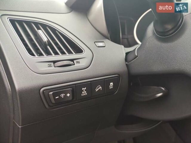 Красный Хендай их35, объемом двигателя 2 л и пробегом 238 тыс. км за 10800 $, фото 3 на Automoto.ua