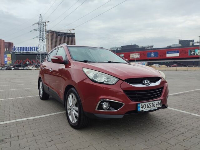 Красный Хендай их35, объемом двигателя 2 л и пробегом 238 тыс. км за 10200 $, фото 2 на Automoto.ua