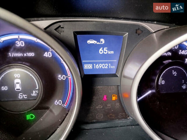 Красный Хендай их35, объемом двигателя 1.7 л и пробегом 170 тыс. км за 10200 $, фото 14 на Automoto.ua