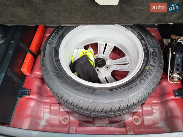 Красный Хендай их35, объемом двигателя 1.7 л и пробегом 170 тыс. км за 10300 $, фото 16 на Automoto.ua