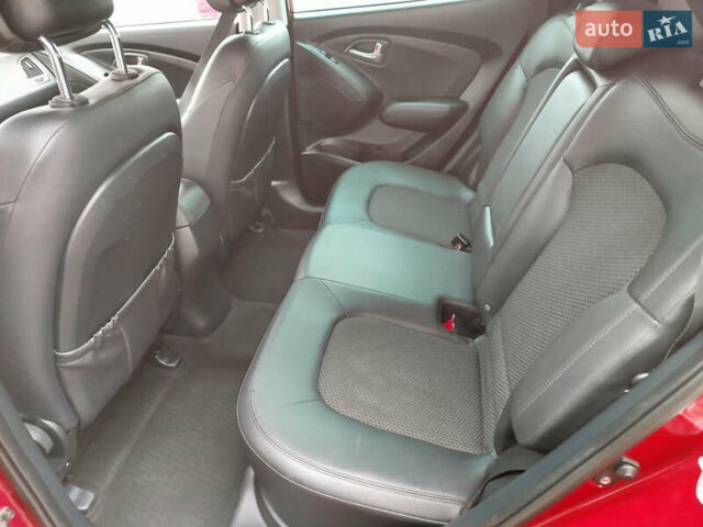 Красный Хендай их35, объемом двигателя 1.7 л и пробегом 170 тыс. км за 10300 $, фото 12 на Automoto.ua