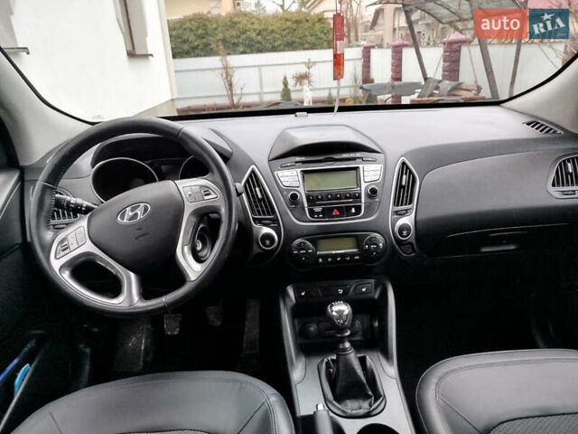 Красный Хендай их35, объемом двигателя 1.7 л и пробегом 170 тыс. км за 10300 $, фото 14 на Automoto.ua