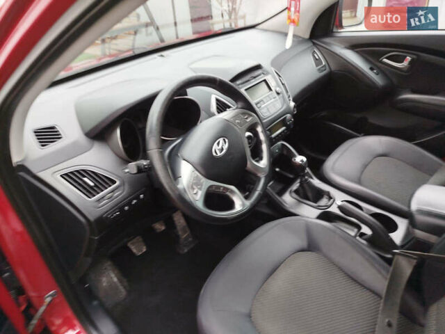 Красный Хендай их35, объемом двигателя 1.7 л и пробегом 170 тыс. км за 10300 $, фото 13 на Automoto.ua