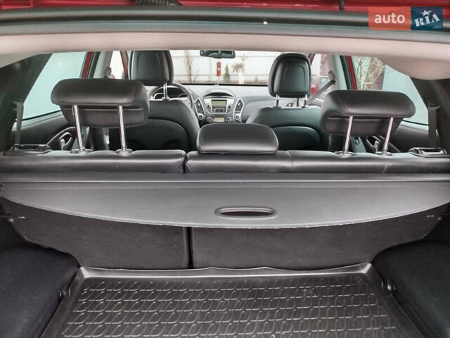 Красный Хендай их35, объемом двигателя 1.7 л и пробегом 170 тыс. км за 10300 $, фото 9 на Automoto.ua