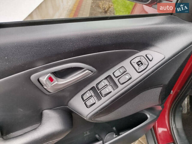 Красный Хендай их35, объемом двигателя 1.7 л и пробегом 170 тыс. км за 10300 $, фото 15 на Automoto.ua