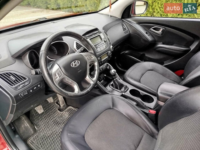 Красный Хендай их35, объемом двигателя 1.7 л и пробегом 170 тыс. км за 10200 $, фото 7 на Automoto.ua