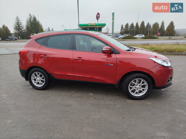 Красный Хендай их35, объемом двигателя 1.7 л и пробегом 170 тыс. км за 10300 $, фото 5 на Automoto.ua