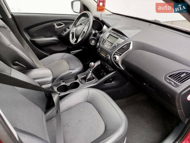 Красный Хендай их35, объемом двигателя 1.7 л и пробегом 170 тыс. км за 10300 $, фото 11 на Automoto.ua