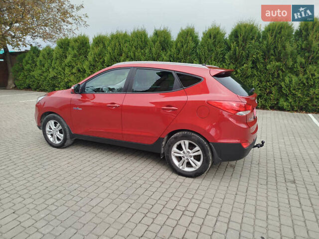 Красный Хендай их35, объемом двигателя 1.7 л и пробегом 170 тыс. км за 10200 $, фото 4 на Automoto.ua