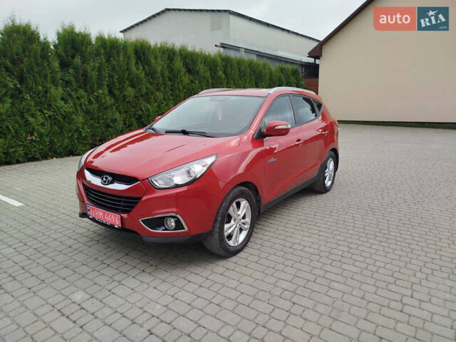 Красный Хендай их35, объемом двигателя 1.7 л и пробегом 170 тыс. км за 10200 $, фото 1 на Automoto.ua