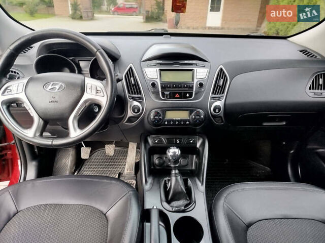 Красный Хендай их35, объемом двигателя 1.7 л и пробегом 170 тыс. км за 10200 $, фото 15 на Automoto.ua