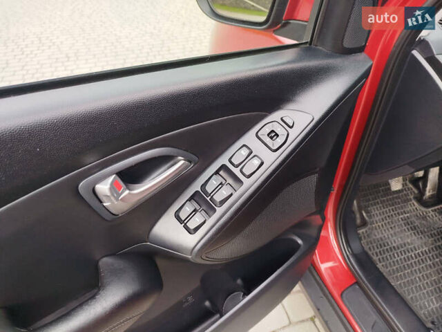 Красный Хендай их35, объемом двигателя 1.7 л и пробегом 170 тыс. км за 10200 $, фото 8 на Automoto.ua