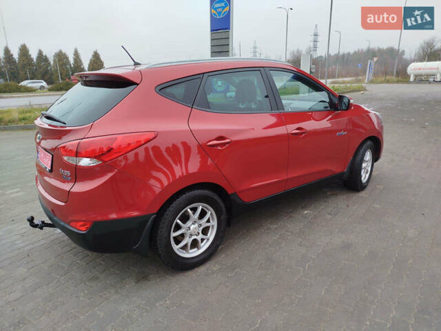 Красный Хендай их35, объемом двигателя 1.7 л и пробегом 170 тыс. км за 10300 $, фото 4 на Automoto.ua
