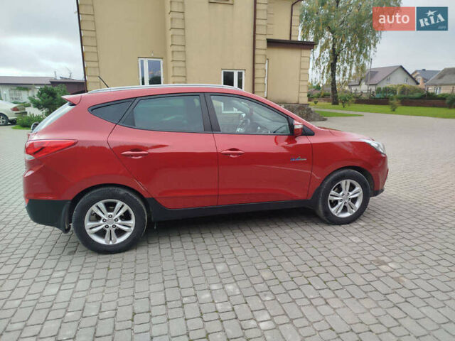 Красный Хендай их35, объемом двигателя 1.7 л и пробегом 170 тыс. км за 10200 $, фото 3 на Automoto.ua