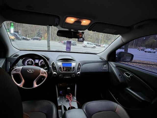 Серый Хендай их35, объемом двигателя 2 л и пробегом 150 тыс. км за 13650 $, фото 4 на Automoto.ua