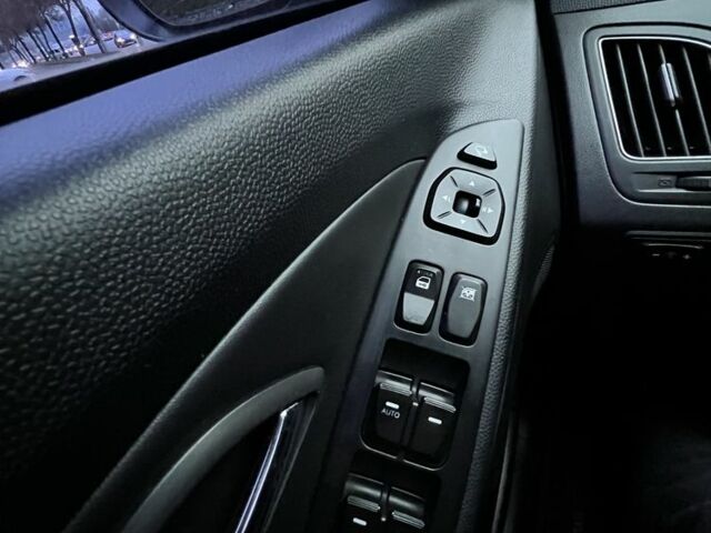 Серый Хендай их35, объемом двигателя 2 л и пробегом 150 тыс. км за 13650 $, фото 8 на Automoto.ua