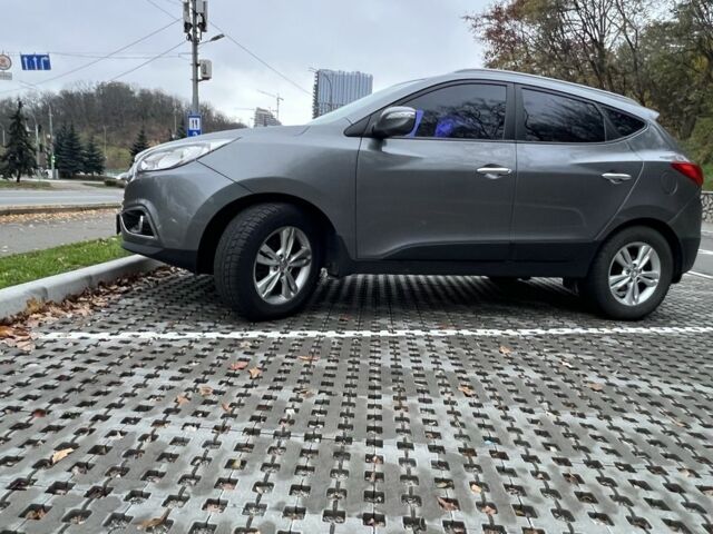 Серый Хендай их35, объемом двигателя 2 л и пробегом 150 тыс. км за 13650 $, фото 1 на Automoto.ua