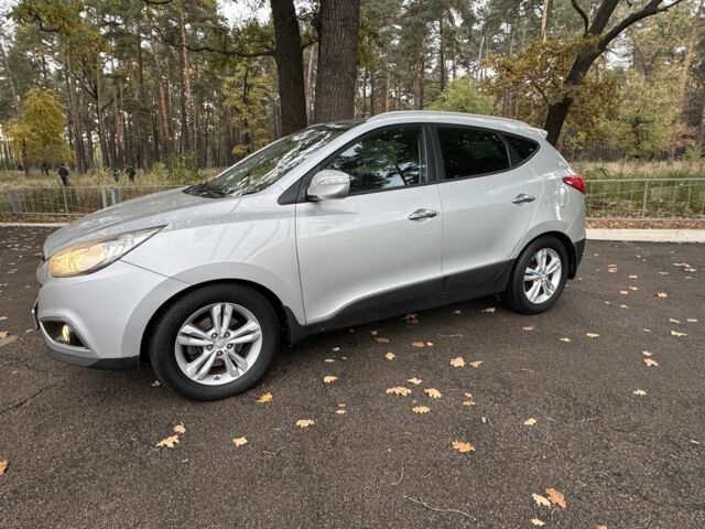 Серый Хендай их35, объемом двигателя 2 л и пробегом 190 тыс. км за 10700 $, фото 3 на Automoto.ua